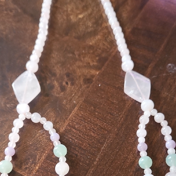 Elegant Multi-Color Quartz & Jade Gemstone Necklace - Picture 3 of 4